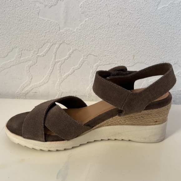 EVOLVE 24/7 Women’s Brown Suede Criss Cross Buckle Wedge Sandal Size 6 - Picture 11 of 12